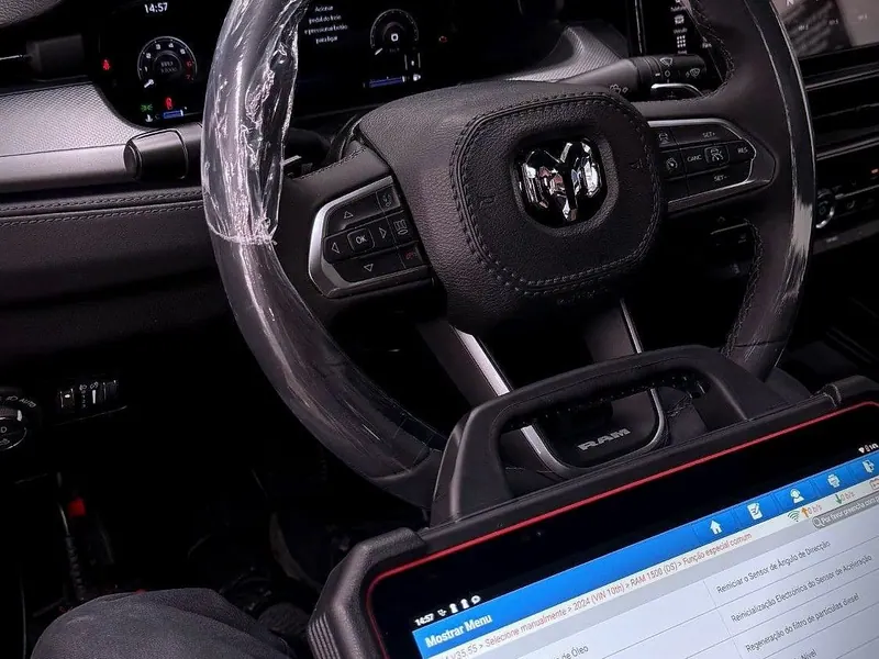 Scanner de diagnóstico conectado a uma RAM 1500 no Adami